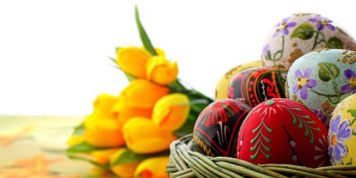 Тюльпаны и крашеные яйца