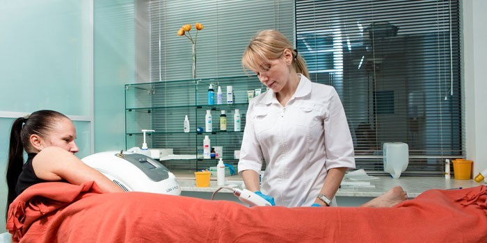 Девушка на сеансе озонотерапии