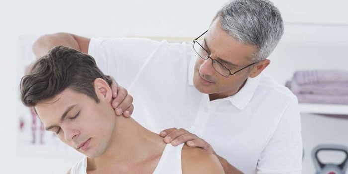 Врач осматривает мужчину