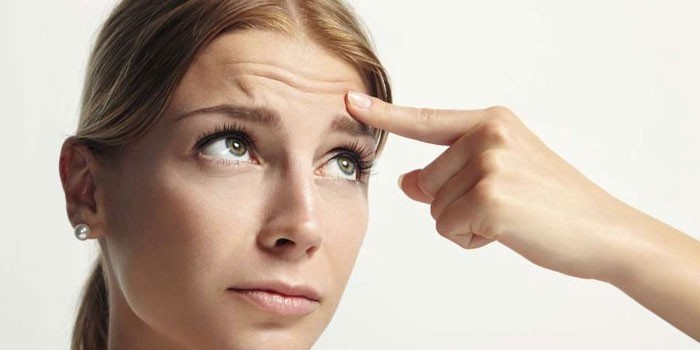 У девушки морщины на лбу