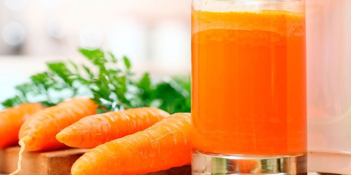 Морковный сок в стакане и морковь