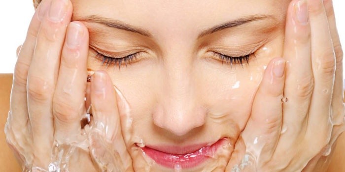 Девушка умывается водой