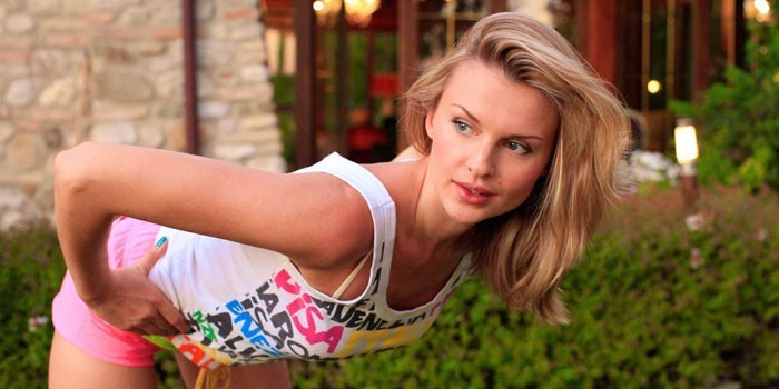 Девушка делает упражнения