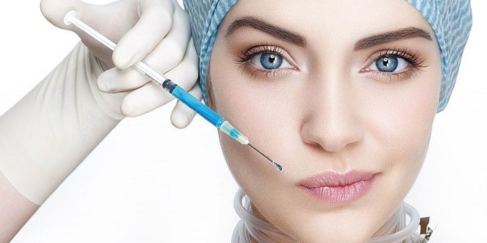 Шприц с препаратом и лицо женщины