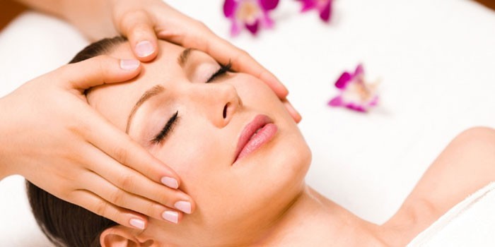 Девушке делают массаж лица