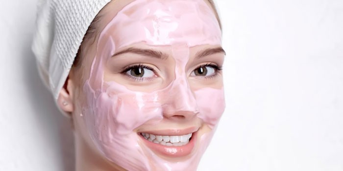 Девушка с маской на лице