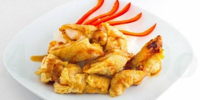 Нарезаное филе курицы жареное в кляре на тарелке