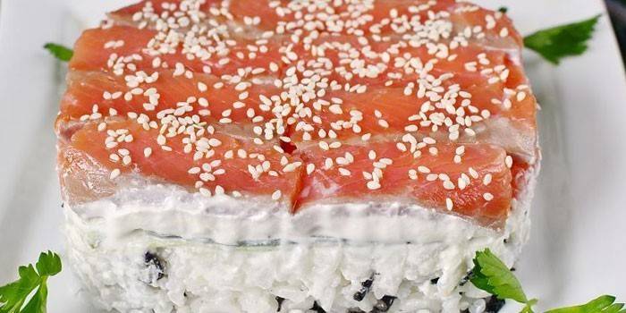 Слоеный салат Суши с красной рыбой