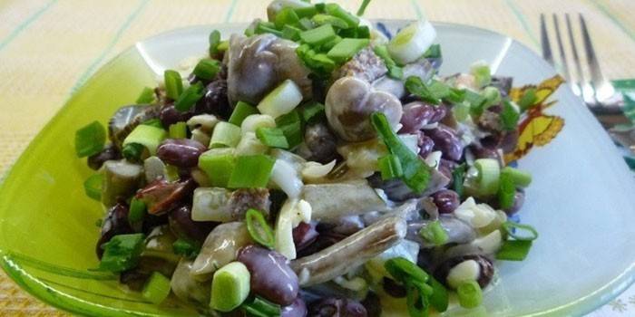 Из консервированной рыбы с фасолью