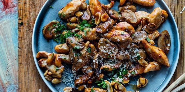 Куриное мясо с грибами и орехами
