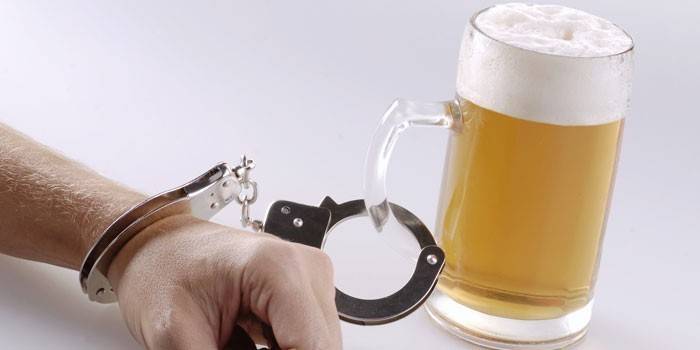 Бокал пива, пристегнутый наручниками к руке