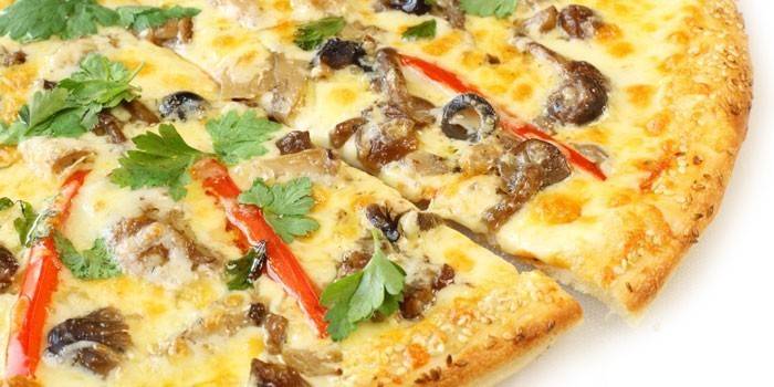 Пицца с маслинами, перцем и маринованными грибами