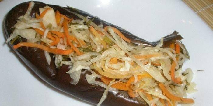 Баклажан нафаршированный овощами в тарелке