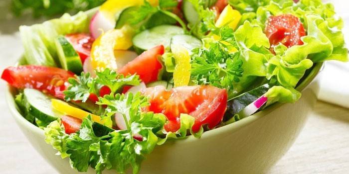 Овощной салат в тарелке