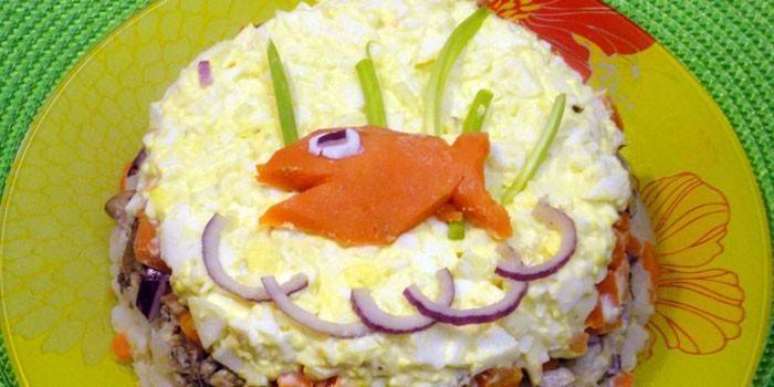 С солеными огурцами