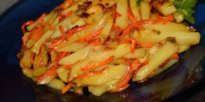 Жареный картофель с корейской морковью и луком