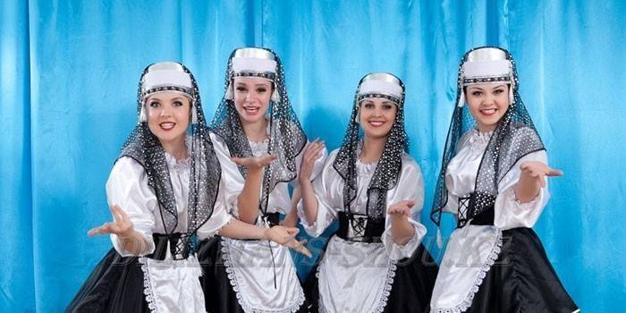 Девушки в еврейских национальных костюмах
