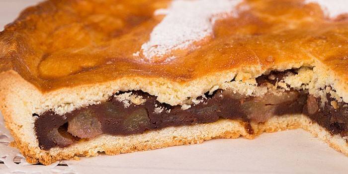 Пирог с шоколадно-грушевой начинкой