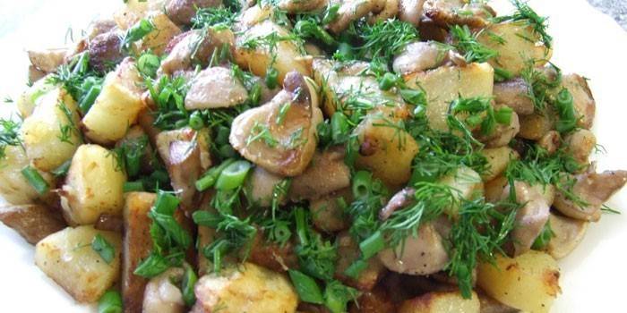 Картошка жареная с грибами на тарелке