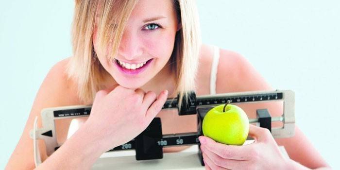 Девушка с яблоком на весах