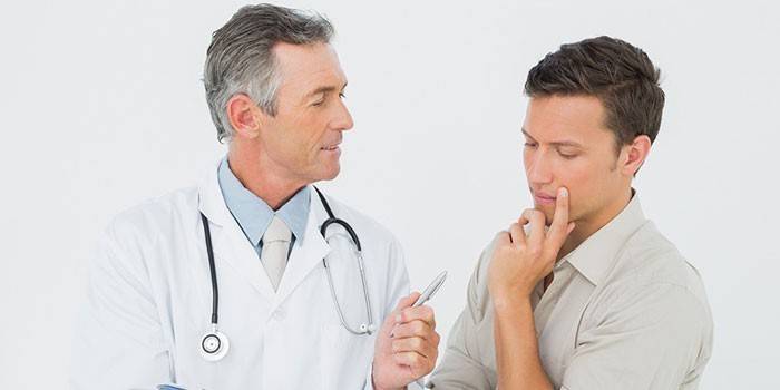 Мужчина консультируется с врачом