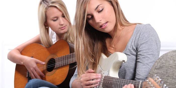 Девушки играют на гитаре