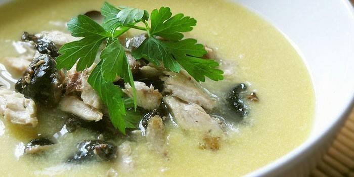 Тарелка с супом-пюре из шампиньонов с кусочками курицы
