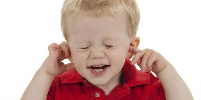Ребенок закрывает уши