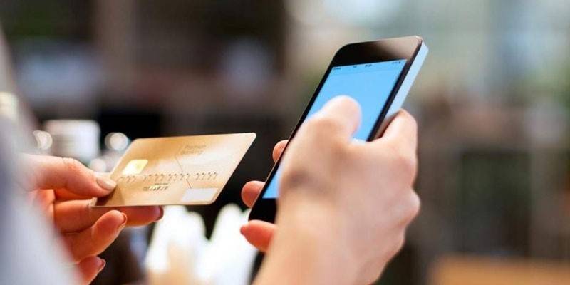 Телефон и кредитка в руках