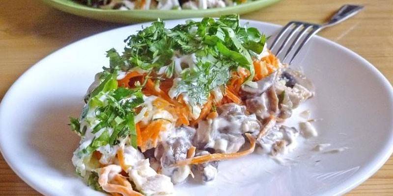 Салат с копченой грудкой и корейской морковью