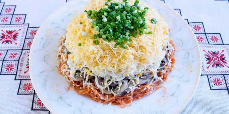 Слоеный салат с морковкой по-корейски,