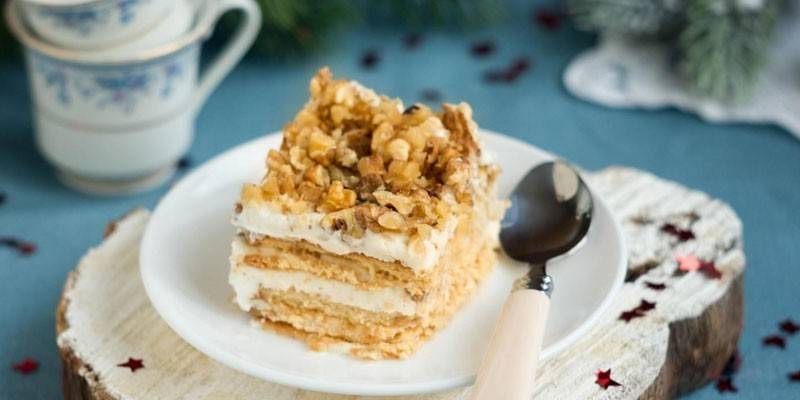 Торт из печенья с орехами и сметанным кремом