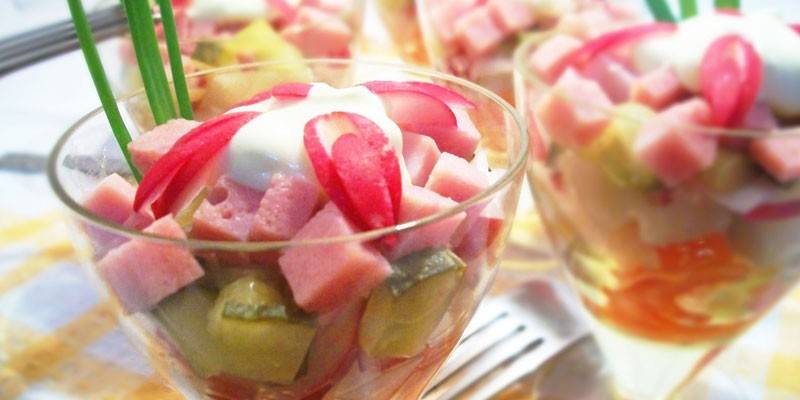 Салат-коктейль с ветчиной и сыром
