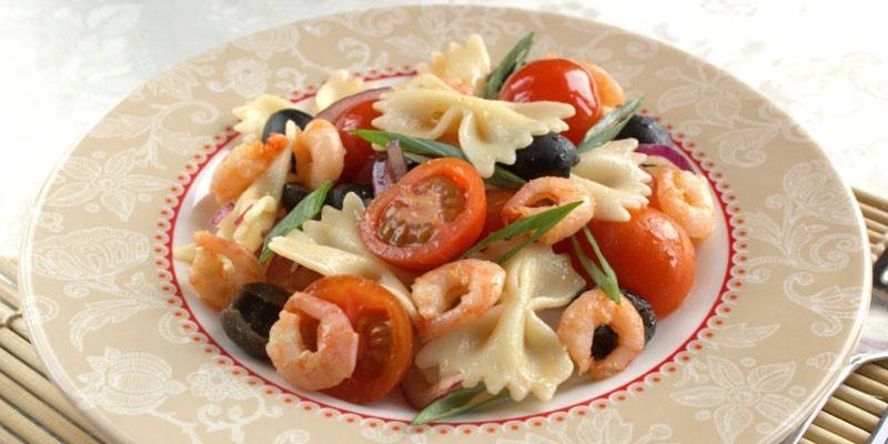 Салат с морепродуктами и фарфалле