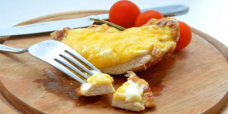 Отбивная из куриного филе с ананасом и сыром