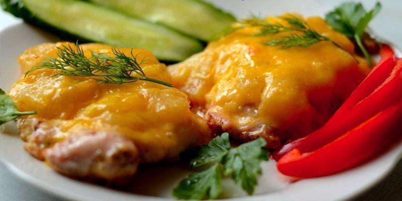 Свиные отбивные с ананасом и сыром