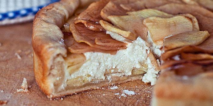 Пирог из слоенного теста с творожной начинкой и яблоками