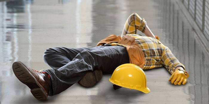Мужчина в рабочей одежде лежит без сознания