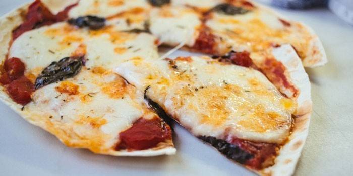 Пицца на основе из лаваша с начинкой из помидор и моцареллы