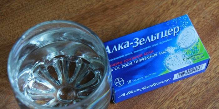Препарат Алка-Зельтцер и стакан воды