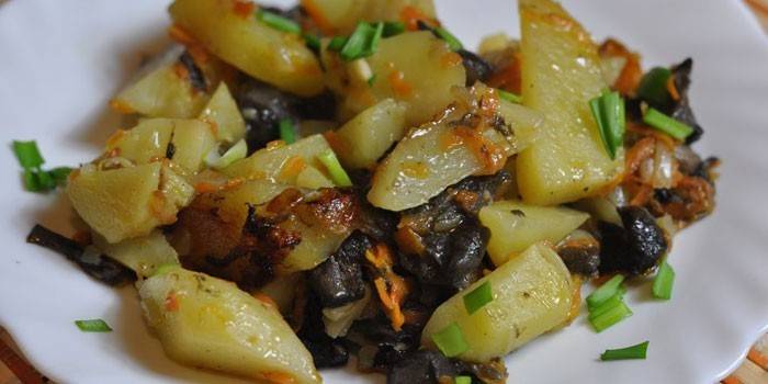 Тушеная картошка с грибами на тарелке