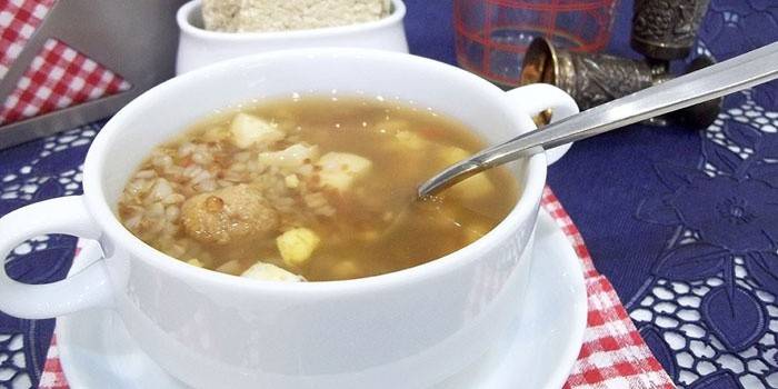 Гречневый суп с фрикадельками в тарелке