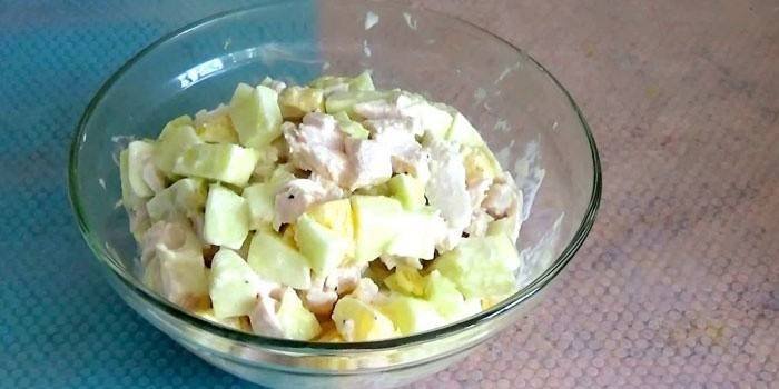 Салат из отварного куриного филе и яблоком в салатнике