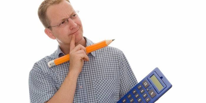 Мужчина с карандашом и калькулятором