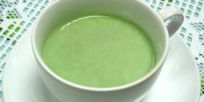 Чашка с зеленым чаем с имбирем и молоком