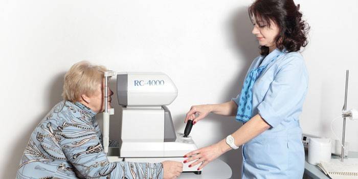 Медработник измеряет женщине глазное давление