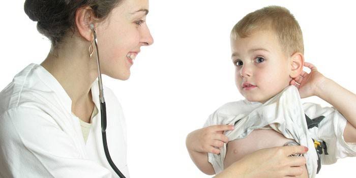 Педиатр слушает сердцебиение ребенка фонендоскопом