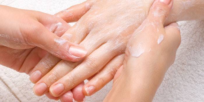 Нанесение крема на кожу руки