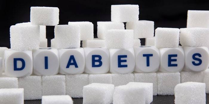Сахар-рафинад и надпись диабет