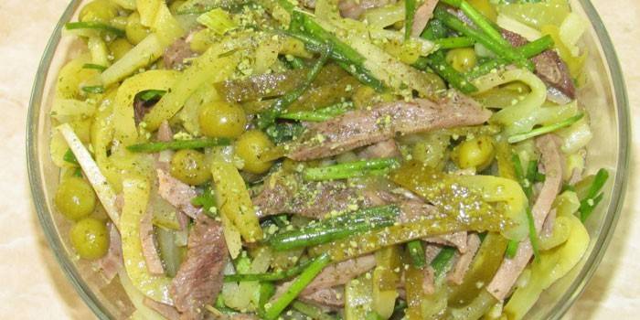 Готовый салат с зеленым горошком, огурцами и отварным языком